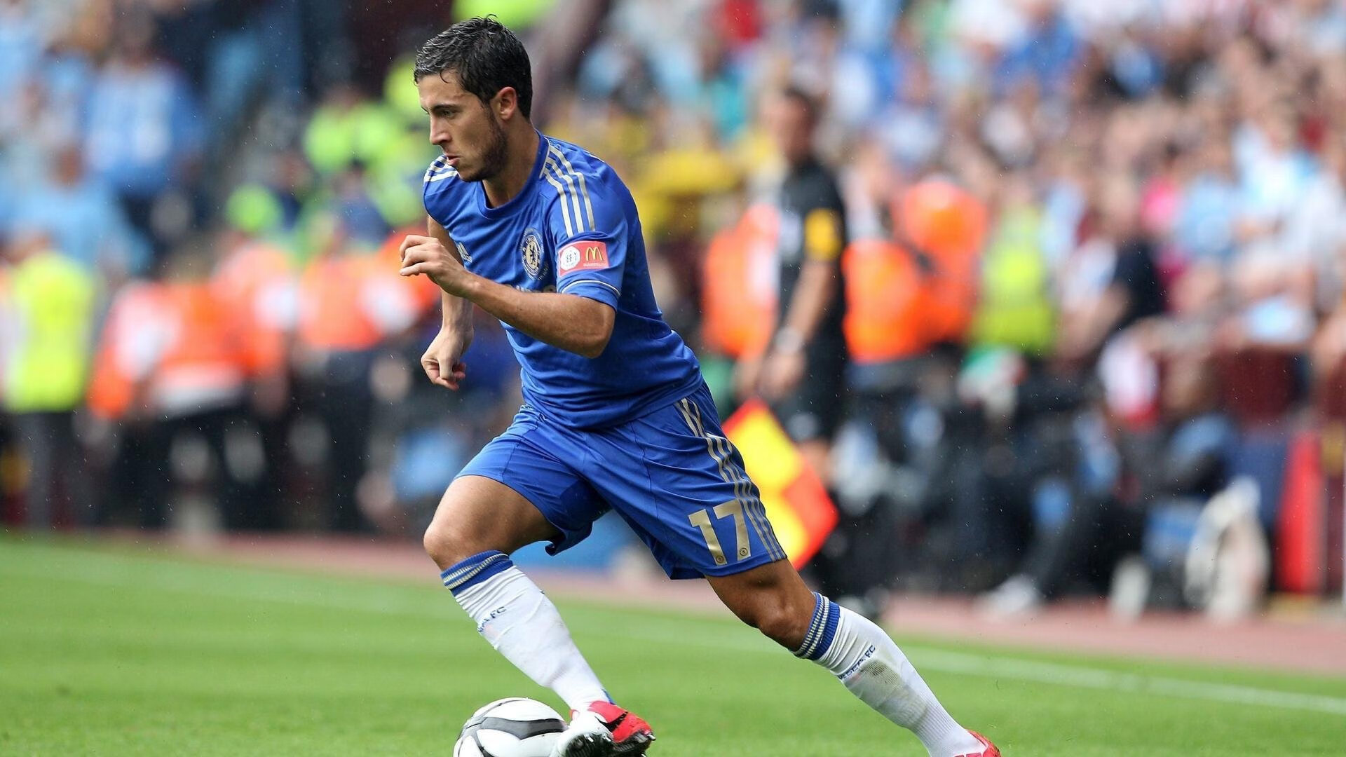 湖人锋线组合展现空接能力赢得现场掌声,湖人主场上空的旗帜